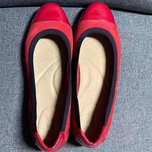 Clarks collection 8 wide red suede & leather ballet flats with navy trim.